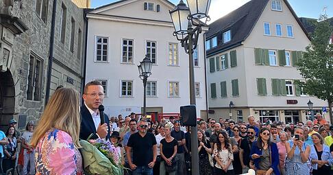 Jubel auf dem Marktplatz: Patrick Wegener holt mit 66,9 Prozent den OB-Sieg in Öhringen. Die Wahlbeteiligung lag bei überraschend starken 46,79 Prozent. Jubel auf dem Marktplatz: Patrick Wegener holt mit 66,9 Prozent den OB-Sieg in Öhringen. Die Wahlbeteiligung lag bei überraschend starken 46,79 Prozent.