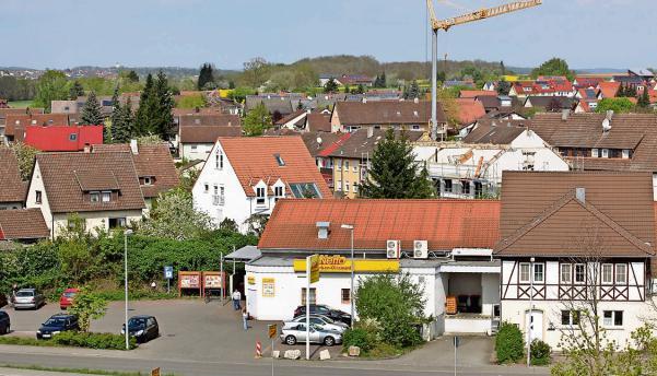 Der alte Netto-Markt in Jagstfeld wird abgerissen. Der B&auml;ckereiverkauf geht bis Mitte Juli weiter. Noch in diesem Jahr soll der neue Markt stehen und &ouml;ffnen.Foto: Seidel