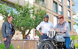 Spa&szlig; mit der historischen NSU SS 500: Die Enkelin von Tom Bullus, Samantha Bullus, probiert sie aus. Buga-Chef Hanspeter Faas (mit Helm) m&ouml;chte Probe fahren.