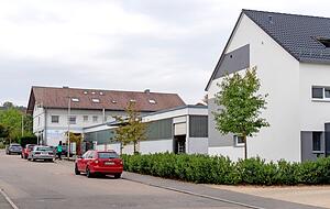 Wie vor einigen Jahren im Anne-Frank-Weg (rechts) entstehen auch im Anschluss an der Haigernstraße auf den Grundstücken 24 und 26 neue Wohnungen. Werkstatt, Lager und das Wohn- und Bürogebäude werden abgerissen.
Foto: Mario Berger Wie vor einigen Jahren im Anne-Frank-Weg (rechts) entstehen auch im Anschluss an der Haigernstraße auf den Grundstücken 24 und 26 neue Wohnungen. Werkstatt, Lager und das Wohn- und Bürogebäude werden abgerissen.
Foto: Mario Berger