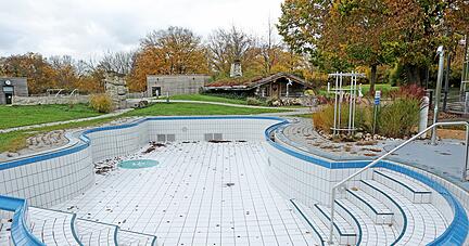 Ein Becken im Saunabereich ist leer. Ein Becken im Saunabereich ist leer.