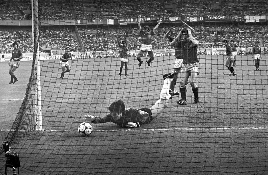 Seitdem Deutschland bei der EM dabei war, ist 1984 das erste Finale ohne eine deutsche Beteiligung. Frankreich setzt sich im eigenen Land gegen Spanien mit 2:0 durch.