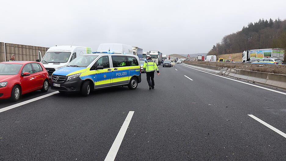 Die Polizei sichert die Unfallstelle auf der A6 auf Höhe von Dielheim. Die Autobahn ist in Fahrtrichtung Mannheim voll gesperrt. Die Polizei sichert die Unfallstelle auf der A6 auf Höhe von Dielheim. Die Autobahn ist in Fahrtrichtung Mannheim voll gesperrt.