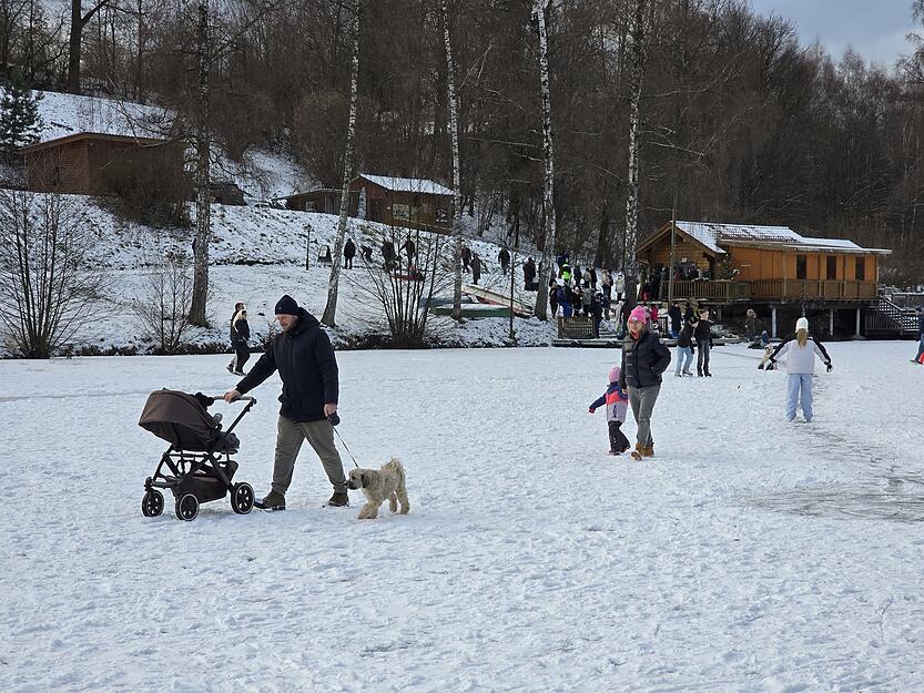In den kommenden Tagen soll es frostig bleiben. Das Wetter d&uuml;rfte weitere Besucher an den zugefrorenen Finsterroter See locken.