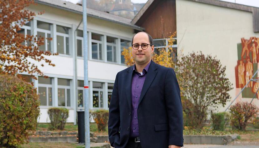"Die Aufgabe des Schulleiters ist nicht mehr so wie früher, als es nur um den Unterricht ging", sagt Manuel Zürn. Seit Anfang Juli ist der gebürtige Künzelsauer Rektor der Grund- und Werkrealschule in Krautheim.
Foto: Christoph Feil "Die Aufgabe des Schulleiters ist nicht mehr so wie früher, als es nur um den Unterricht ging", sagt Manuel Zürn. Seit Anfang Juli ist der gebürtige Künzelsauer Rektor der Grund- und Werkrealschule in Krautheim.
Foto: Christoph Feil