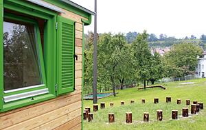 Auf den Baumst&uuml;mpfen werden sich die Kinder zum Morgenkreis versammeln. Sandkasten und Balancierstange sind bereits aufgebaut. Fotos: Sabine Friedrich