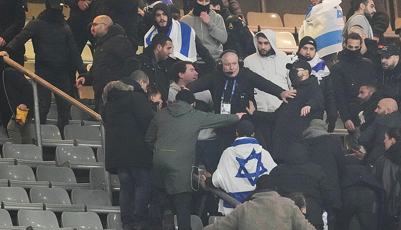 Fans streiten auf der Trib&uuml;ne des Stade de France in Paris. Die Nations-League-Partie zwischen Israel und Frankreich wurde als Hochrisikospiel eingestuft.