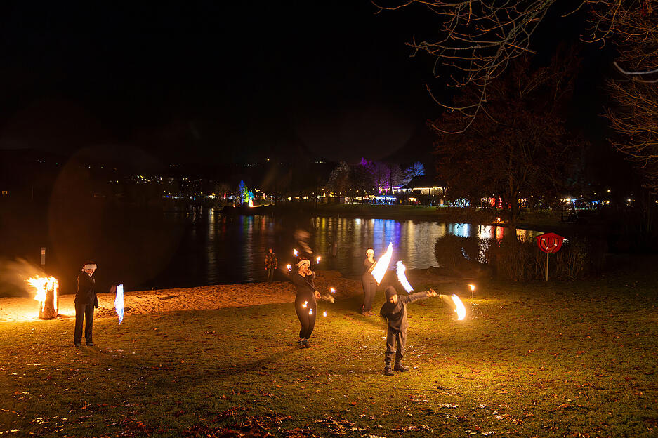 10 Jahre Seeweihnacht: Breitenauer See bietet trotz Regen weihnachtliche Kulisse