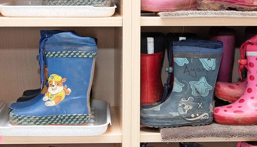 Kleine Gummistiefel im Schrank einer Kita in Heilbronn. Kleine Gummistiefel im Schrank einer Kita in Heilbronn.
