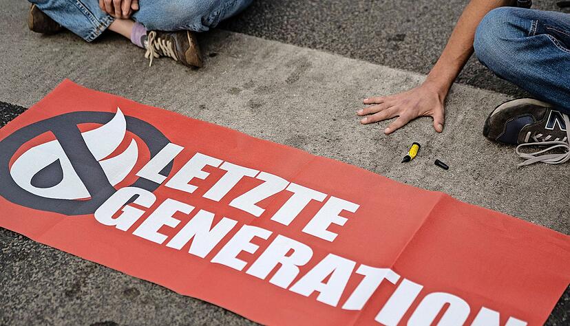 Ein Aktivist der "Letzten Generation" hat seine Hand mit Sekundenkleber festgeklebt. Am Dienstag fand im Gewerkschaftshaus ein Training der Gruppe statt. Foto: dpa