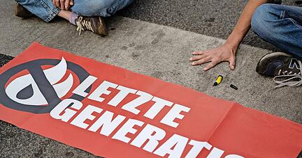 Ein Aktivist der "Letzten Generation" hat seine Hand mit Sekundenkleber festgeklebt. Am Dienstag fand im Gewerkschaftshaus ein Training der Gruppe statt.
Foto: dpa