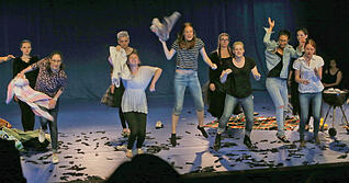Die jugendlichen Akteure des Theaterclubs 3 spielen im Juli 2015 in der Boxx. Sie setzen sich am Stadttheater
Heilbronn mit dem Spielzeitmotto „Sehnsucht“ auseinander.