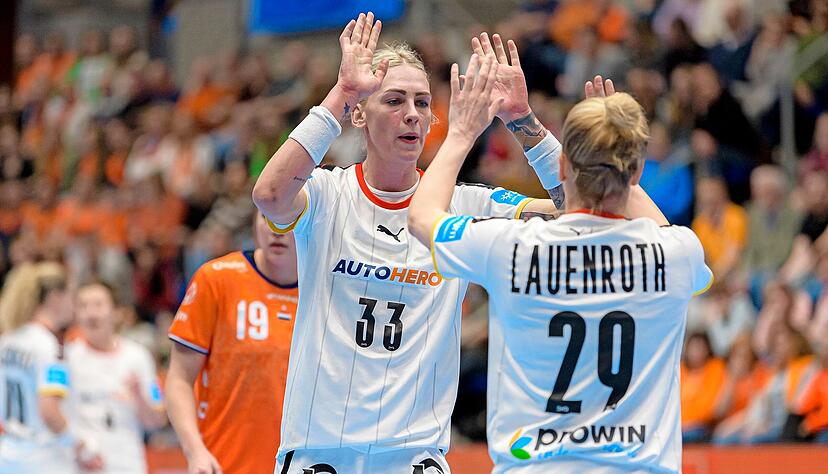 Nationalspielerin Luisa Schulze (li.) verabschiedet sich von Antje Lauenroth und den Bietigheimerinnen und schließt sich der Sport-Union an.
Foto: dpa Nationalspielerin Luisa Schulze (li.) verabschiedet sich von Antje Lauenroth und den Bietigheimerinnen und schließt sich der Sport-Union an.
Foto: dpa