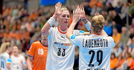 Nationalspielerin Luisa Schulze (li.) verabschiedet sich von Antje Lauenroth und den Bietigheimerinnen und schließt sich der Sport-Union an.
Foto: dpa
