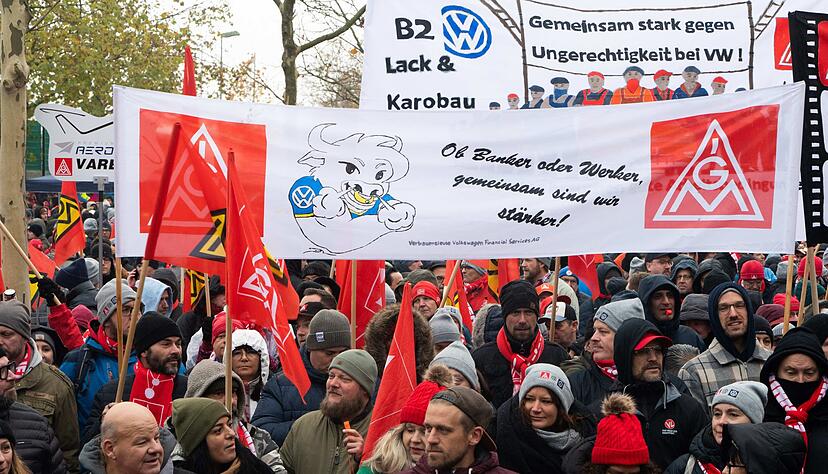 Tausende Teilnehmer demonstrieren vor dem Werk am Verhandlungsort in der Volkswagen Arena, mit anschließender Protest-Kundgebung direkt vor dem Stadion.