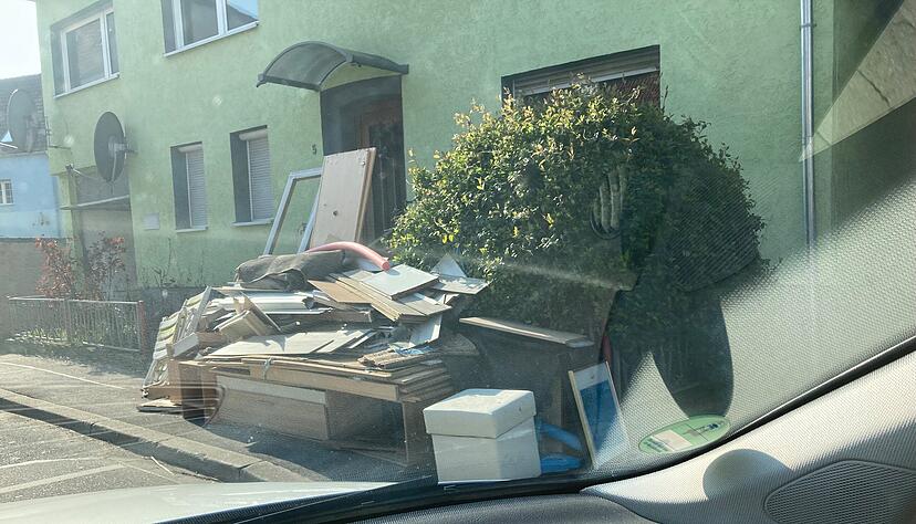 Bei einer Autofahrt durch Kirchardt sieht man derzeit überall Sperrmüll. Bei einer Autofahrt durch Kirchardt sieht man derzeit überall Sperrmüll.