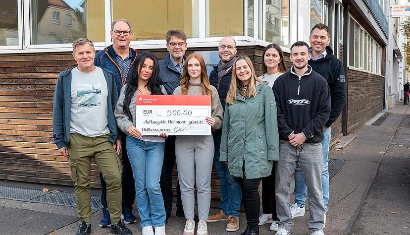 Scheckübergabe an die Aufbaugilde: Geschäftsführer Gerald Bürkert (hinten rechts) freut sich über das Geld, das die Azubis gesammelt haben. Scheckübergabe an die Aufbaugilde: Geschäftsführer Gerald Bürkert (hinten rechts) freut sich über das Geld, das die Azubis gesammelt haben.