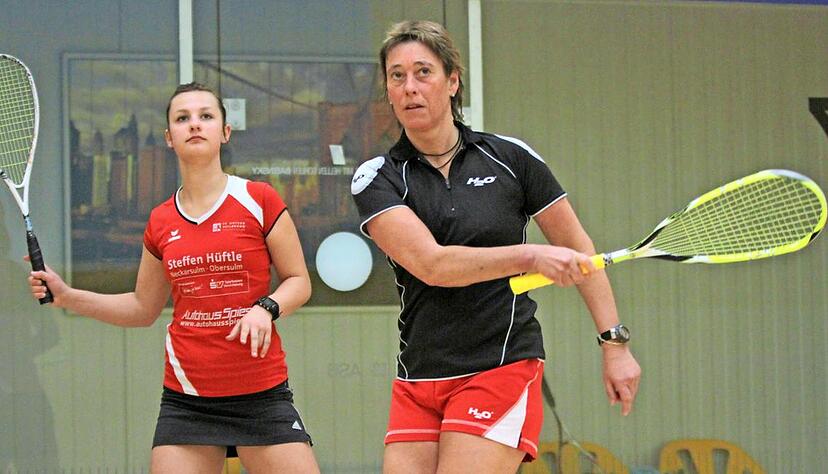 Als Simone Korell (schwarzes Trikot) mit dem Squashspielen angefangen hat, war sie so alt wie die 15-Jährige Nina Kästner.Foto: Alexander Bertok Als Simone Korell (schwarzes Trikot) mit dem Squashspielen angefangen hat, war sie so alt wie die 15-Jährige Nina Kästner.Foto: Alexander Bertok