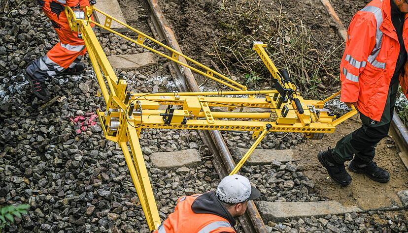 Spezialisten untersuchen die Strecke nach dem Zugunfall vom Sonntag. Spezialisten untersuchen die Strecke nach dem Zugunfall vom Sonntag.