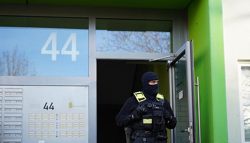 Die Beamten sicherten am frühen Morgen Material. Die Beamten sicherten am frühen Morgen Material.