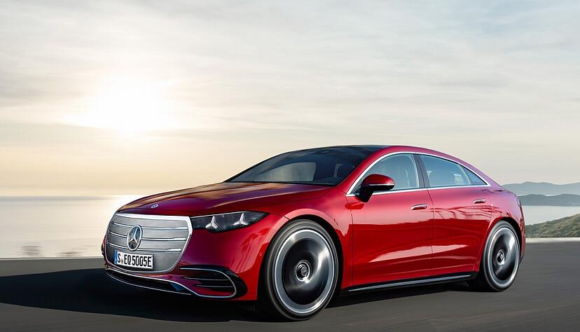 So könnte die elektrische C-Klasse von Mercedes aussehen, das Modell kommt in diesem Jahr auf den Markt. Auffällig ist die neue Designsprache mit großen, üppig verchromten Kühlergrills. So könnte die elektrische C-Klasse von Mercedes aussehen, das Modell kommt in diesem Jahr auf den Markt. Auffällig ist die neue Designsprache mit großen, üppig verchromten Kühlergrills.