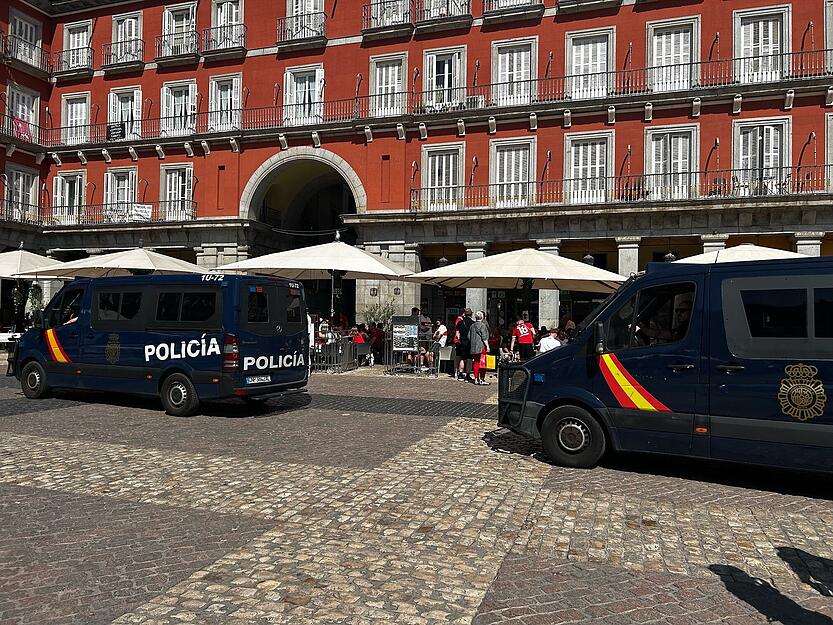 Vor Champions-League-Spiel: VfB-Fans und -Promis auf der Plaza Major in Madrid – die Polizei marschiert auf.