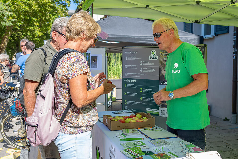 Bürgerinnen und Bürger informieren sich über Klimaschutzprojekte in Heilbronn.