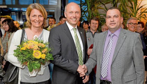 Thomas Knödler (Mitte) mit seiner Frau Nicole. Steffen Brod, der stellvertretende Bürgermeister, gratulierte dem Verwaltungswirt zur Wiederwahl. Foto: Mario Berger Thomas Knödler (Mitte) mit seiner Frau Nicole. Steffen Brod, der stellvertretende Bürgermeister, gratulierte dem Verwaltungswirt zur Wiederwahl. Foto: Mario Berger