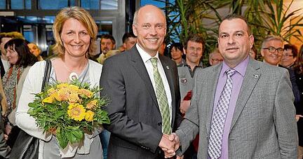 Thomas Knödler (Mitte) mit seiner Frau Nicole. Steffen Brod, der stellvertretende Bürgermeister, gratulierte dem Verwaltungswirt zur Wiederwahl. Foto: Mario Berger Thomas Knödler (Mitte) mit seiner Frau Nicole. Steffen Brod, der stellvertretende Bürgermeister, gratulierte dem Verwaltungswirt zur Wiederwahl. Foto: Mario Berger