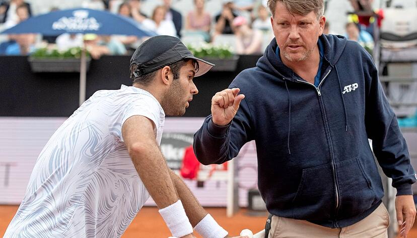 Gut, dass wir drüber gesprochen haben: Facundo Diaz Acosta scheint nicht ganz einer Meinung mit Schiedsrichter Christoph Damaske zu sein, der dem Argentinier signalisiert, dass der Ball so ein Stückchen im Aus war.
Fotos: Andreas Veigel