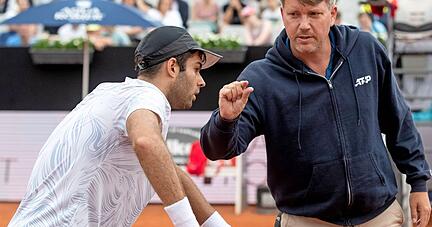 Gut, dass wir drüber gesprochen haben: Facundo Diaz Acosta scheint nicht ganz einer Meinung mit Schiedsrichter Christoph Damaske zu sein, der dem Argentinier signalisiert, dass der Ball so ein Stückchen im Aus war.
Fotos: Andreas Veigel