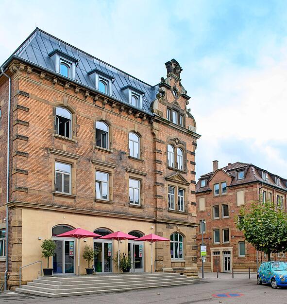 2021: Das ehemalige Schlachthof-Hotel beherbergt nun die Monte Sole Realschule und eine Mensa im Erdgeschoss. 2021: Das ehemalige Schlachthof-Hotel beherbergt nun die Monte Sole Realschule und eine Mensa im Erdgeschoss.
