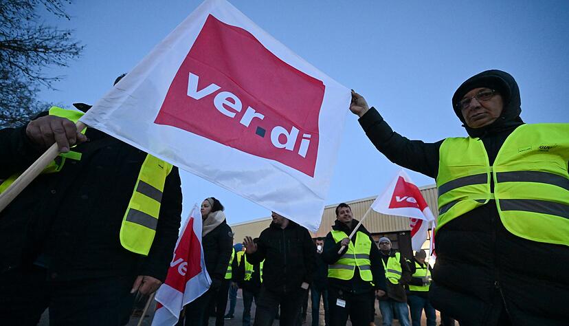 Mitarbeiter eines privaten Busunternehmens beteiligen sich am Warnstreik. Mitarbeiter eines privaten Busunternehmens beteiligen sich am Warnstreik.