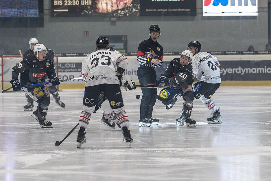 Im zweiten Drittel erhöhten die Heilbronner Falken gegen die Füchse Duisburg auf 2:0. Im zweiten Drittel erhöhten die Heilbronner Falken gegen die Füchse Duisburg auf 2:0.