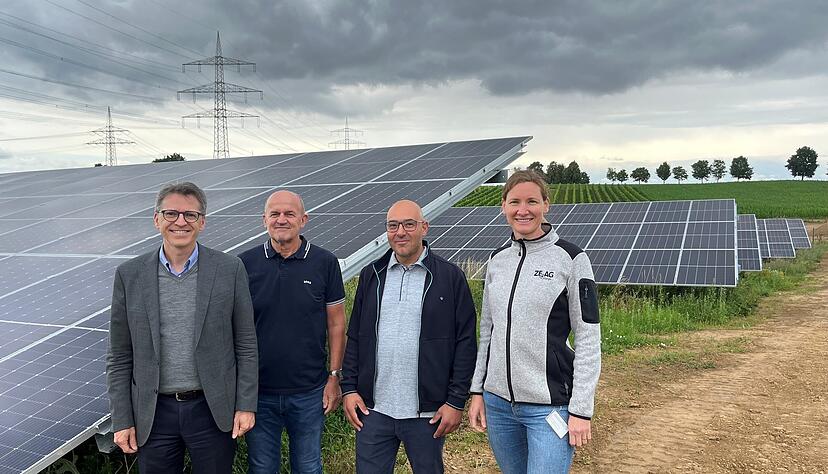 Rainer Gräßle, Dieter Uhler, Giuseppe Turano und Dorothee Stockhausen (von links) freuen sich, wenn der Solarpark an der B27 ab 2026 Strom produziert. Direkter Abnehmer vor Ort ist der bmk-Steinbruch.