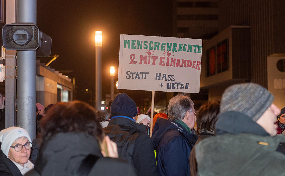 Die Demonstranten plädieren vor der AfD-Wahlveranstaltung für "Menschenrechte und Miteinander, statt Hass und Hetzte". Die Demonstranten plädieren vor der AfD-Wahlveranstaltung für "Menschenrechte und Miteinander, statt Hass und Hetzte".