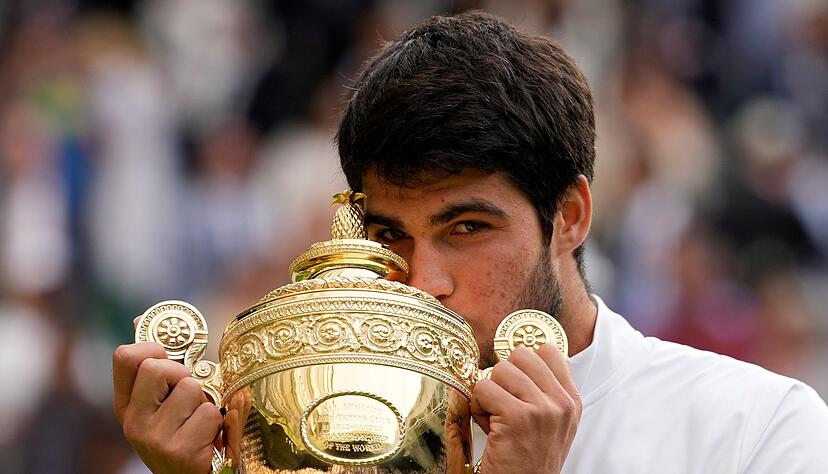 Liebkosung für den Pokal: Tennisprofi Carlos Alcaraz freute sich sichtlich über den Sieg im Wimbledon-Final 2023. (Archivbild) Liebkosung für den Pokal: Tennisprofi Carlos Alcaraz freute sich sichtlich über den Sieg im Wimbledon-Final 2023. (Archivbild)