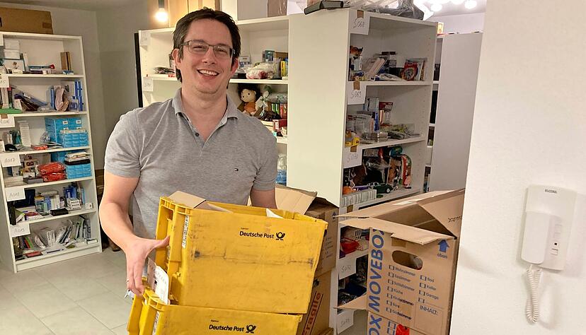 Markus Elsässer trägt zwei Postboxen. Darin sind versandfertige Artikel aus ersteigerten Rücksendungen von Onlinebestellungen fremder Menschen. Markus Elsässer trägt zwei Postboxen. Darin sind versandfertige Artikel aus ersteigerten Rücksendungen von Onlinebestellungen fremder Menschen.