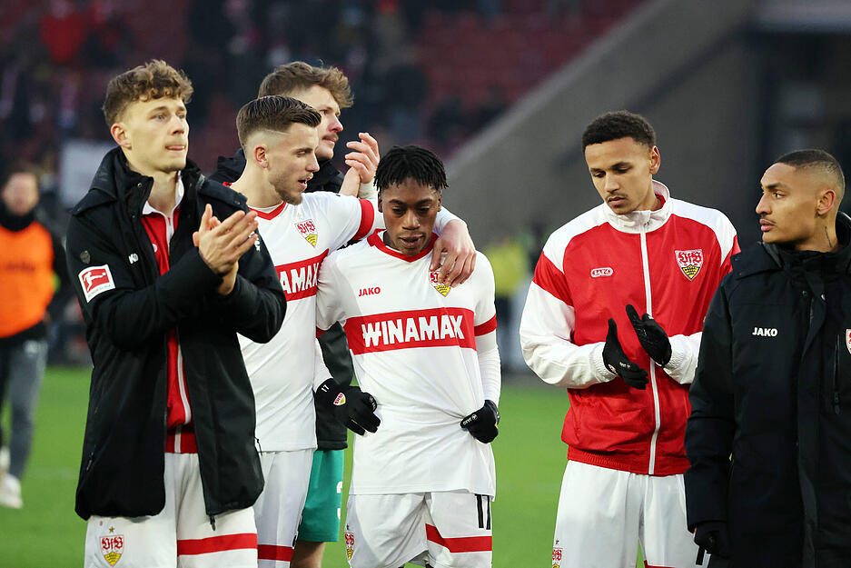 Mit den Teamkollegen und immer noch im Arm von Demirovic ging es zur Cannstatter Kurve für Justin Diehl, der an diesem Spieltag außergewöhnliche Emotionen zeigte.