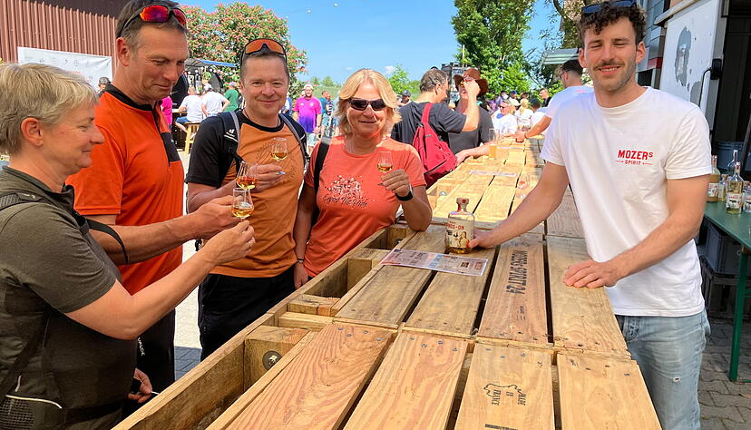 Constantin Mozer (rechts) lässt Simona und Matthias Schelb und Andreas und Michaela Förch einen Haselnusslikör probieren.