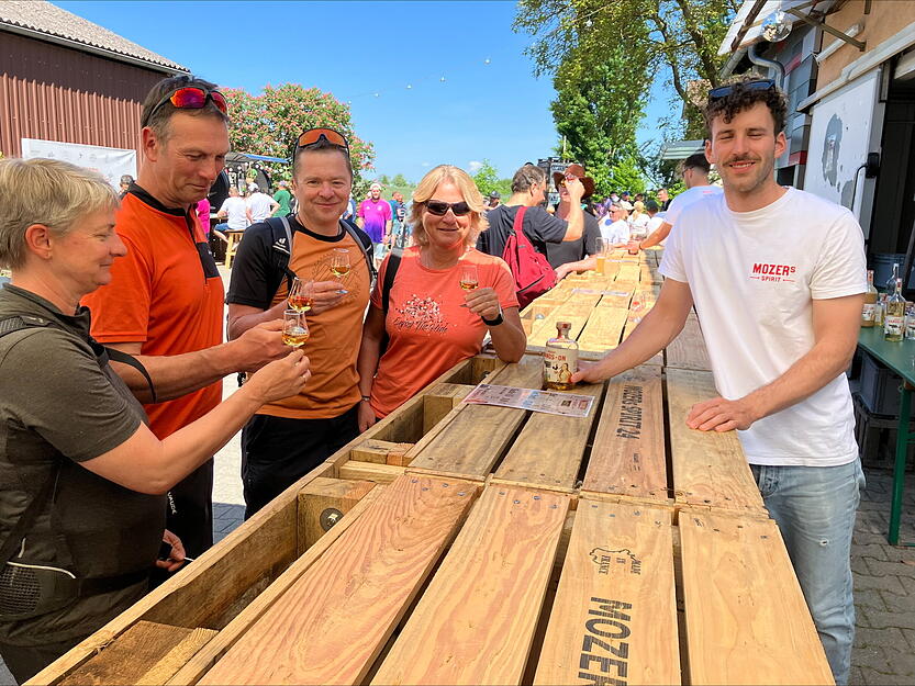 Constantin Mozer (rechts) lässt Simona und Matthias Schelb und Andreas und Michaela Förch einen Haselnusslikör probieren.