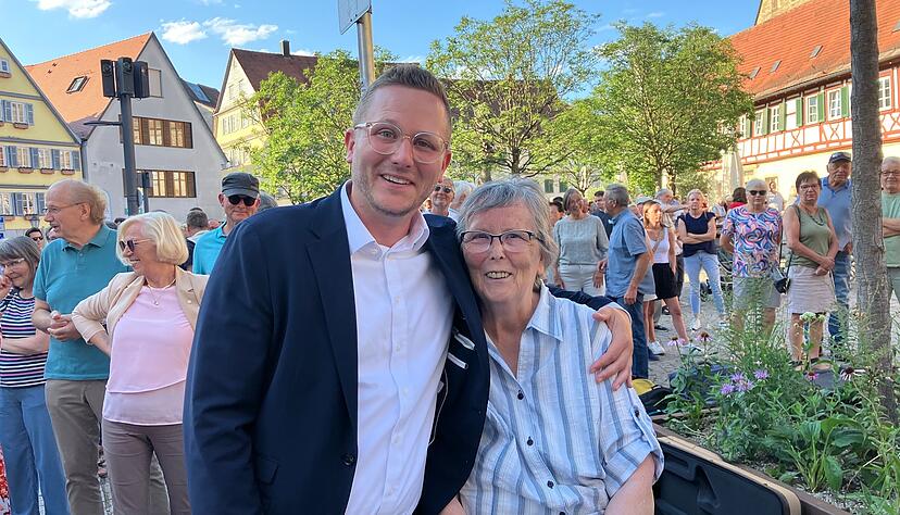Oma Rosa (77) freut sich riesig mit ihrem Enkel Patrick über dessen gewonnene OB-Wahl. Es gibt den Lieblingskuchen des Enkels, verspricht sie.