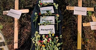 Blumen wurden auf den Sarg mit den Unternehmens-Werten niedergelegt. Bosch-Mitarbeiter und Gewerkschafter verstärken ihren Appell an eine verantwortungsvolle Unternehmenspolitik.