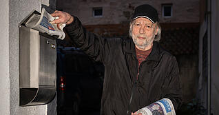 Der 71-J&auml;hrige Lothar Stotz tr&auml;gt die Heilbronner Stimme aus, um seine Rente aufzubessern. Seine Strecke durch Hausen ist f&uuml;r ihn inzwischen Routine.