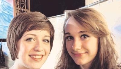 Natalie Evers (links) und Annika Milentz vergn&uuml;gen sich auf dem Volksfest.