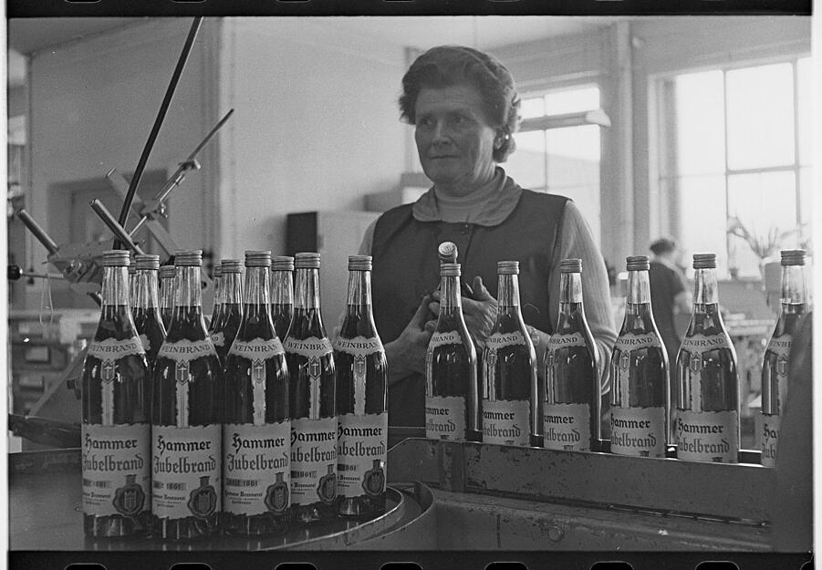 Nach dem Krieg bekam Fritz Landauer seine Firma zur&uuml;ck. Er starb erst 1977. Doch durch andere Trinkgewohnheiten und gesetzliche Rahmenbedingungen bricht der Umsatz an Hammer-Produkten ein: 1981 schlie&szlig;t die Firma.