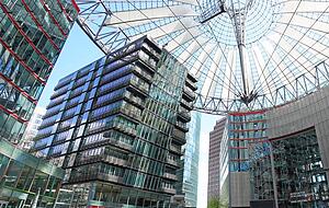 Das Sony Center ragt mit futuristischer Architektur aus dem Tiergarten. Das Sony Center ragt mit futuristischer Architektur aus dem Tiergarten.