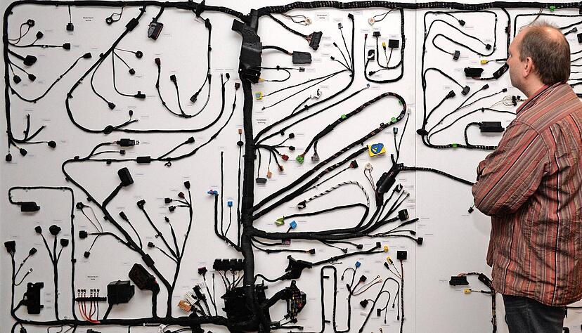 Kabelbäume wie hier für einen VW-Passat sind individuell auf die Konfiguration eines bestimmten Fahrzeugs abgestimmt. Ersatz zu finden ist schwer.
Foto: dpa Kabelbäume wie hier für einen VW-Passat sind individuell auf die Konfiguration eines bestimmten Fahrzeugs abgestimmt. Ersatz zu finden ist schwer.
Foto: dpa