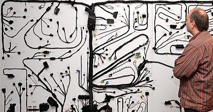 Kabelb&auml;ume wie hier f&uuml;r einen VW-Passat sind individuell auf die Konfiguration eines bestimmten Fahrzeugs abgestimmt. Ersatz zu finden ist schwer.
Foto: dpa