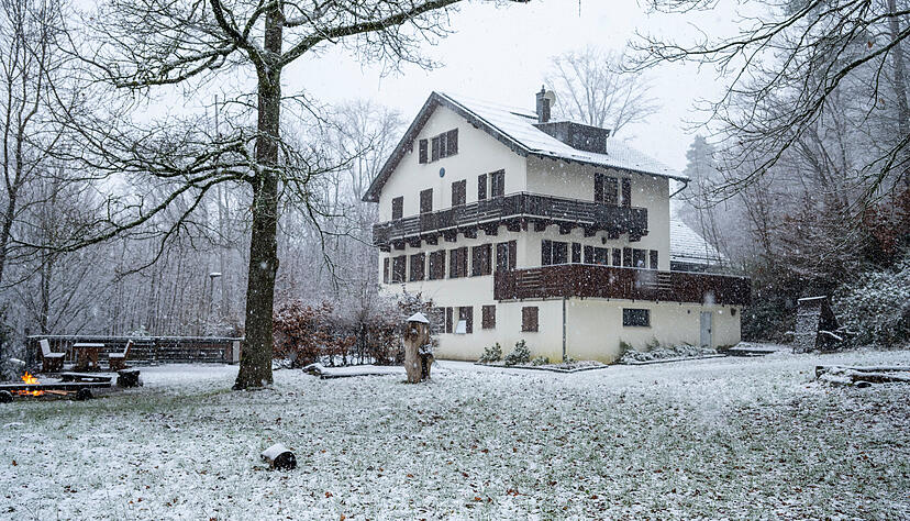 Stattlich pr&auml;sentiert sich das von Schnee eingezuckerte Naturfreundehaus Steinknickle. Der Umbau soll angepackt werden, und ab April ein inzwischen gefundenes P&auml;chterduo f&uuml;r die &Ouml;ffnung sorgen.